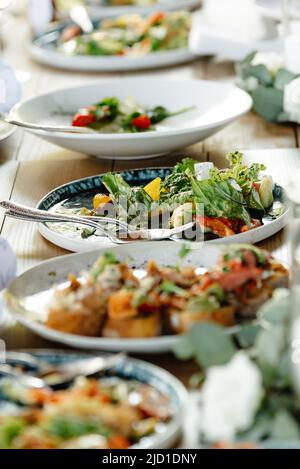 De nombreux plats délicieux sur la table. Divers en-cas et antipastis sur la table. Menu du restaurant. Cuisine italienne Banque D'Images