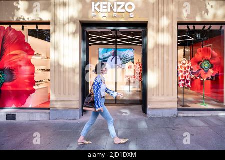 Madrid, Espagne. 28th mai 2022. Une femme passe devant la maison de luxe française de la LVMH et fondée par le designer japonais Kenzo Takada, Kenzo, magasin en Espagne. (Image de crédit : © Xavi Lopez/SOPA Images via ZUMA Press Wire) Banque D'Images