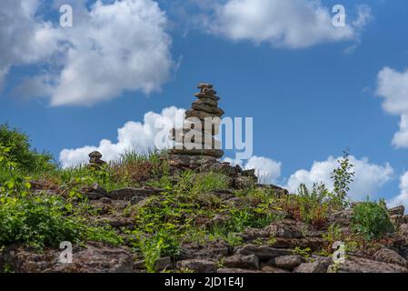 Pierres empilées les unes sur les autres, cairns avec ciel nuageux, parc du château de Dennenlohe, moyenne-Franconie, Bavière, Allemagne Banque D'Images