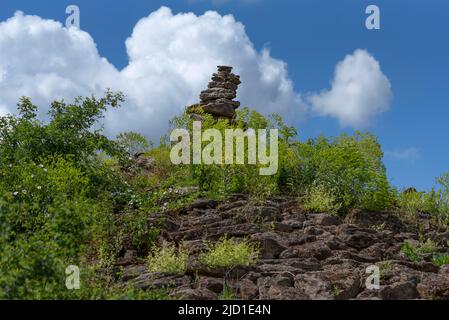 Pierres empilées les unes sur les autres, cairns avec ciel nuageux, parc du château de Dennenlohe, moyenne-Franconie, Bavière, Allemagne Banque D'Images