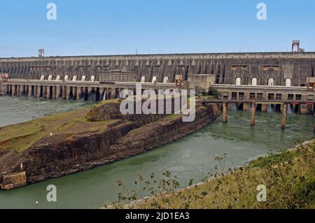 Arrière du barrage avec des turbines à Itaipu, centrale électrique entre le Paraguay et le Brésil, la deuxième plus grande centrale hydroélectrique Banque D'Images
