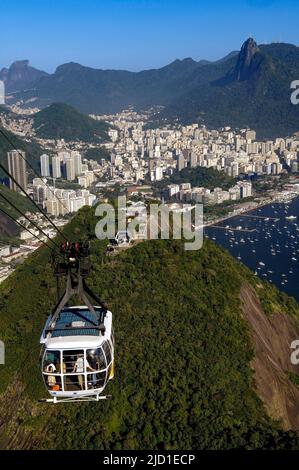 Téléphérique jusqu'au mont du pain de sucre, Pao de Acucar, Rio de Janeiro, Brésil Banque D'Images