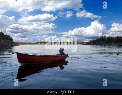 Petit bateau en bois au milieu d'un lac, bateau en bois Lonely dans l'eau, bateau isolé en bois, vue de dessus d'un petit bateau en bois blanc flottant dans Banque D'Images