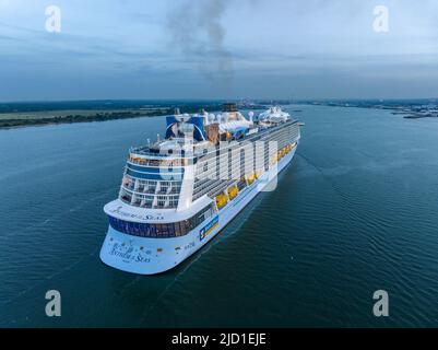 L'hymne des mers est un bateau de croisière de classe Quantum appartenant à Royal Caribbean International et le deuxième navire de sa classe. Vue aérienne. Banque D'Images