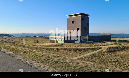 Vue sur la station balnéaire de Port Zelande et ses environs du lac et des dunes sous un ciel partiellement bleu Banque D'Images
