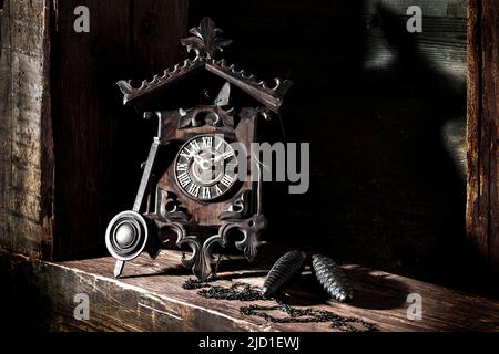 Horloge à coucou de la Forêt Noire antique sur fond de bois, prise de vue en studio, Forêt Noire, Bade-Wurtemberg, Allemagne Banque D'Images