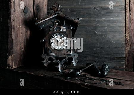 Horloge à coucou de la Forêt Noire antique sur fond de bois, prise de vue en studio, Forêt Noire, Bade-Wurtemberg, Allemagne Banque D'Images