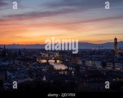 Vue sur Florence après le coucher du soleil depuis Piazzale Michelangelo, Florence, Italie Banque D'Images