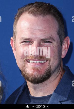 Los Angeles, États-Unis. 16th juin 2022. LOS ANGELES, CALIFORNIE, États-Unis - JUIN 16 : Max Muncy, infieleur américain professionnel de baseball, arrive au Gala annuel Blue Diamond 2022 de la Los Angeles Dodgers Foundation (LAFD) qui se tient au stade Dodger sur 16 juin 2022 à Los Angeles, en Californie, aux États-Unis. (Photo de Xavier Collin/image Press Agency) Credit: Image Press Agency/Alay Live News Banque D'Images