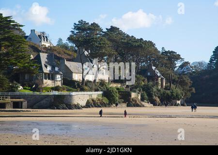 Plage de sable de Sainte-Anne dans la baie de Douarnenez, bordée au nord par la péninsule de Crozon, Sainte-Anne la Palud, département de Finistère, Bretagne Banque D'Images