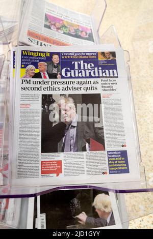 Boris Johnson 'PM de nouveau sous pression en tant que deuxième conseiller en éthique quits' journal Guardian titre Lord Geidt première page 16 juin 2022 Londres UK Banque D'Images