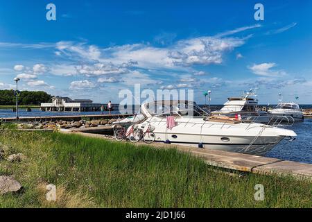 Bateaux dans le port d'hôtes de Borgholm à Kalmarsund, Borgholm, Kaltebadehaus à l'horizon, île d'Oeland, Kalmar laen, Suède Banque D'Images