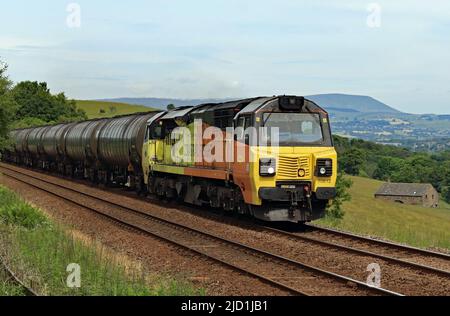 La locomotive diesel Colas no 70812 passe devant la chapelle Holme et Pendle Hill en arrière-plan, avec un train revenant de Preston à la raffinerie de Lindsay Banque D'Images