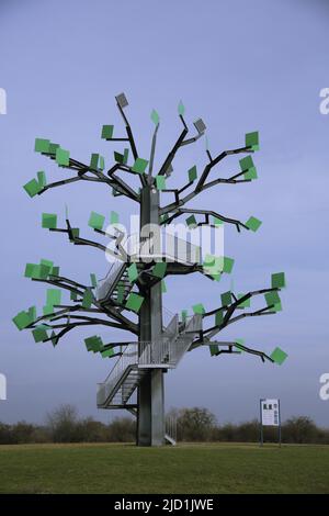 Œuvres d'art en forme d'arbre de fer dans le parc régional de Rhinemain à Floersheim, Taunus, Hesse, Allemagne Banque D'Images