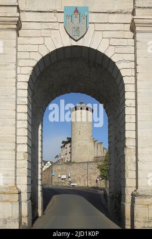 Vue de Koenig Konrad Platz à travers Landtor avec des armoiries sur la tour de la ville à Weilburg, Taunus, Hesse, Allemagne Banque D'Images