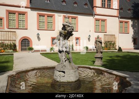 Fontaine dans la cour du jardin du château à Weilburg, Taunus, Hesse, Allemagne Banque D'Images