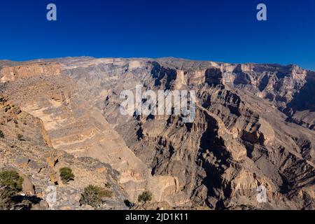 Marche le long de la balconnet Walk, Wadi Ghul ou Omans Grand Canyon, Sultanat d'Oman Banque D'Images