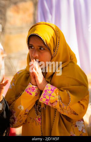 Femme pendant le marché de Goat du vendredi à Nizwa, Sultanat d'Oman Banque D'Images