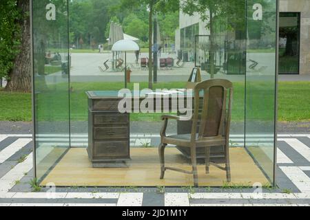 Memorial Workplace Theodor W. Adorno, Glass Box, Goethe University, Westend Campus, Francfort-sur-le-main, Hesse, Allemagne Banque D'Images