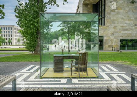 Memorial Workplace Theodor W. Adorno, Glass Box, Goethe University, Westend Campus, Francfort-sur-le-main, Hesse, Allemagne Banque D'Images