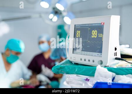 accent sélectif sur le moniteur, chirurgiens occupés chirurgie d'opération au théâtre d'opération - concept de la technologie et des équipements médicaux à l'hôpital. Banque D'Images