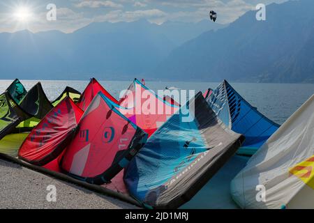 Le kitesurf navigue sur la rive à Torbole, lac de Garde en Italie Banque D'Images