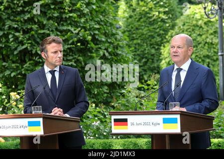 Non exclusif: KIEV, UKRAINE - 16 JUIN 2022 - Président de la République française Emmanuel Macron et Chancelier de la République fédérale d'Allemagne OLAF Banque D'Images