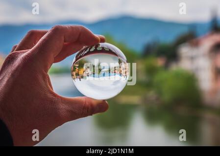 Vue sur Bassano del Grappa à l'intérieur d'un Lensball, Vicenza, Vénétie, Italie, Europe Banque D'Images