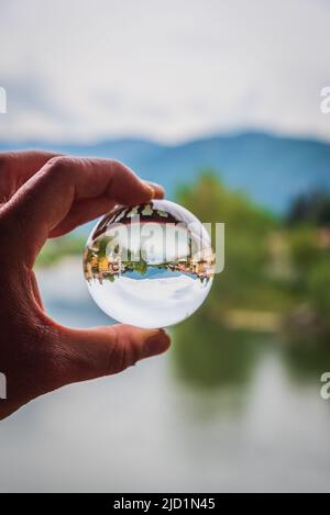 Vue sur Bassano del Grappa à l'intérieur d'un Lensball, Vicenza, Vénétie, Italie, Europe Banque D'Images