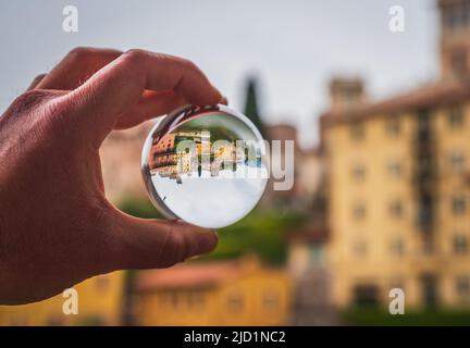 Vue sur Bassano del Grappa à l'intérieur d'un Lensball, Vicenza, Vénétie, Italie, Europe Banque D'Images