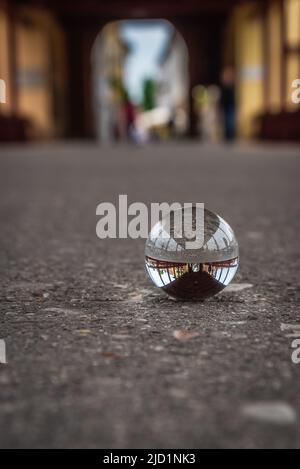 Vue sur le pont Alpini de Bassano del Grappa à l'intérieur d'un Lensball, Vicenza, Vénétie, Italie, Europe Banque D'Images