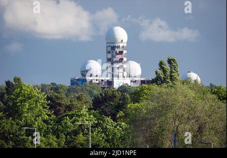 Berlin, Allemagne. 25th mai 2022. L'ancienne station d'écoute américaine de Teufelsberg à Grunewald. À la fin de la Guerre froide, les Américains abandonnèrent la station et mivinèrent l'électronique. Crédit : Soeren Stache/dpa/Alay Live News Banque D'Images