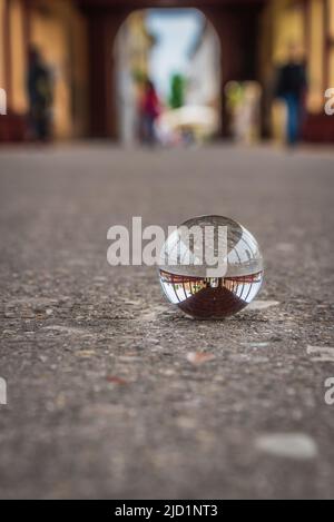 Vue sur le pont Alpini de Bassano del Grappa à l'intérieur d'un Lensball, Vicenza, Vénétie, Italie, Europe Banque D'Images