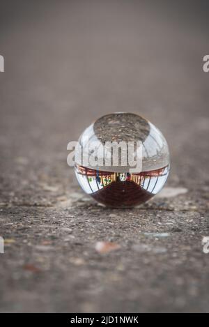 Vue sur le pont Alpini de Bassano del Grappa à l'intérieur d'un Lensball, Vicenza, Vénétie, Italie, Europe Banque D'Images