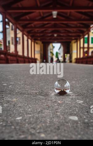 Vue sur le pont Alpini de Bassano del Grappa à l'intérieur d'un Lensball, Vicenza, Vénétie, Italie, Europe Banque D'Images