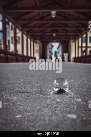 Vue sur le pont Alpini de Bassano del Grappa à l'intérieur d'un Lensball, Vicenza, Vénétie, Italie, Europe Banque D'Images