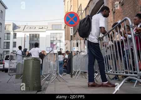 L'illustration montre les réfugiés qui attendent à l'extérieur, à l'entrée du centre d'enregistrement des demandeurs d'asile 'Klein Kasteeltje - petit Château' (petit château) Fedasil (Agence fédérale pour l'accueil des demandeurs d'asile) à Bruxelles, vendredi 17 juin 2022. Le Tribunal du travail de Bruxelles constate une violation «élibérant, coordonnée et persistante» du droit à l'accueil des demandeurs d'asile. Cette pratique "est souhaitable, considérée et organisée" par le Secrétaire d'Etat à l'asile et à la migration Mahdi (CD&V). Depuis le début de cette année, plus de 1 400 poursuites ont été intentées contre Fedasil pour échec Banque D'Images