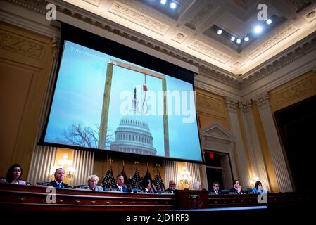 Une vidéo de l'attaque de 6 janvier 2020 sur le Capitole des États-Unis se joue à l'écran le troisième jour du Comité spécial de la Chambre des États-Unis pour enquêter sur l'attaque de 6 janvier sur l'audience du Capitole à Washington, DC sur 16 juin 2022. Photo de Rod Lamkey/CNP/ABACAPRESS.COM Banque D'Images