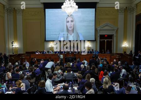 WASHINGTON, DC - 16 JUIN : Une image d'Ivanka Trump, la fille de l'ancien président Donald Trump, est exposée lors de la troisième audience du comité spécial de la Chambre pour enquêter sur l'attaque de 6 janvier sur le Capitole des États-Unis dans le bâtiment de la Maison-canon à 16 juin 2022, Washington, DC. Le comité bipartisan, qui rassemble depuis près d'un an des preuves liées à l'attaque de 6 janvier au Capitole des États-Unis, présente ses conclusions dans une série d'audiences télévisées. Sur 6 janvier 2021, les partisans de l'ancien président Donald Trump ont attaqué le Capitole des États-Unis pendant un AT Banque D'Images