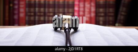 Close-up of an Open Law Book et Maillet en bois, dans la salle d'audience Banque D'Images