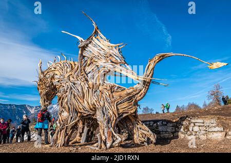 Drago Vaia (Dragon de Vaia). La sculpture est l'oeuvre de l'artiste Marco Martalar. Lavarone, Alpe cimbra, Trentin-Haut-Adige, nord de l'Italie. Banque D'Images