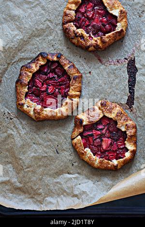 Dessert français Galette avec sablés et fraises. Tarte ouverte avec baies. Banque D'Images