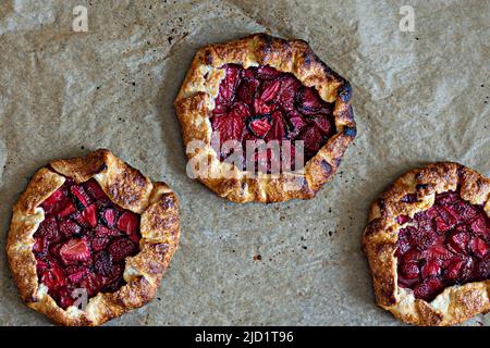 Dessert français Galette avec sablés et fraises. Tarte ouverte avec baies. Banque D'Images