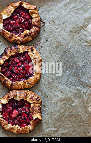 Dessert français Galette avec sablés et fraises. Tarte ouverte avec baies. Banque D'Images