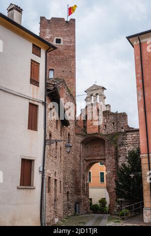 Vue sur le 'Château Ezzelini' de Bassano del Grappa, Vicenza, Vénétie, Italie, Europe Banque D'Images