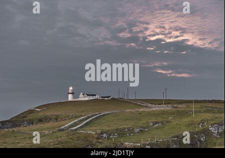 Galley Head, Cork, Irlande. 15th juin 2022. Nuages illuminés par une pleine lune de fraise au-dessus du phare de Galley Head à West Cork, en Irlande. - Pic Banque D'Images
