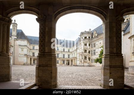 Château de Blois, façades intérieures de style classique, Renaissance. L'escalier en colimaçon du Château dans l'aile François I. Blois est une commune et le Banque D'Images