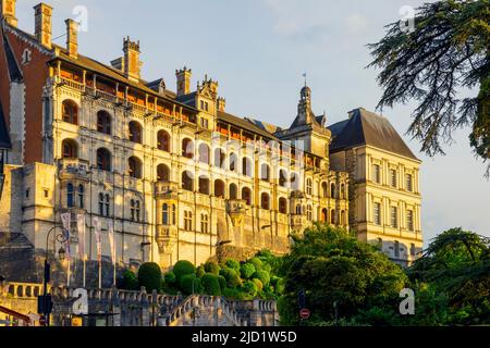 Le Château royal de Blois au coucher du soleil. L'arrière de l'aile Francis I, face au centre de Blois. Blois est une commune et la capitale de Loir-et-CH Banque D'Images