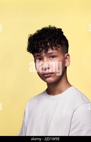 Portrait du garçon sur fond jaune Banque D'Images