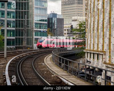 Berlin, Allemagne - août 2020 : train urbain S-Bahn traditionnel rouge jaune à Berlin arrivant à la gare Zoo de Berlin (Zoologische Garten). Europe Banque D'Images
